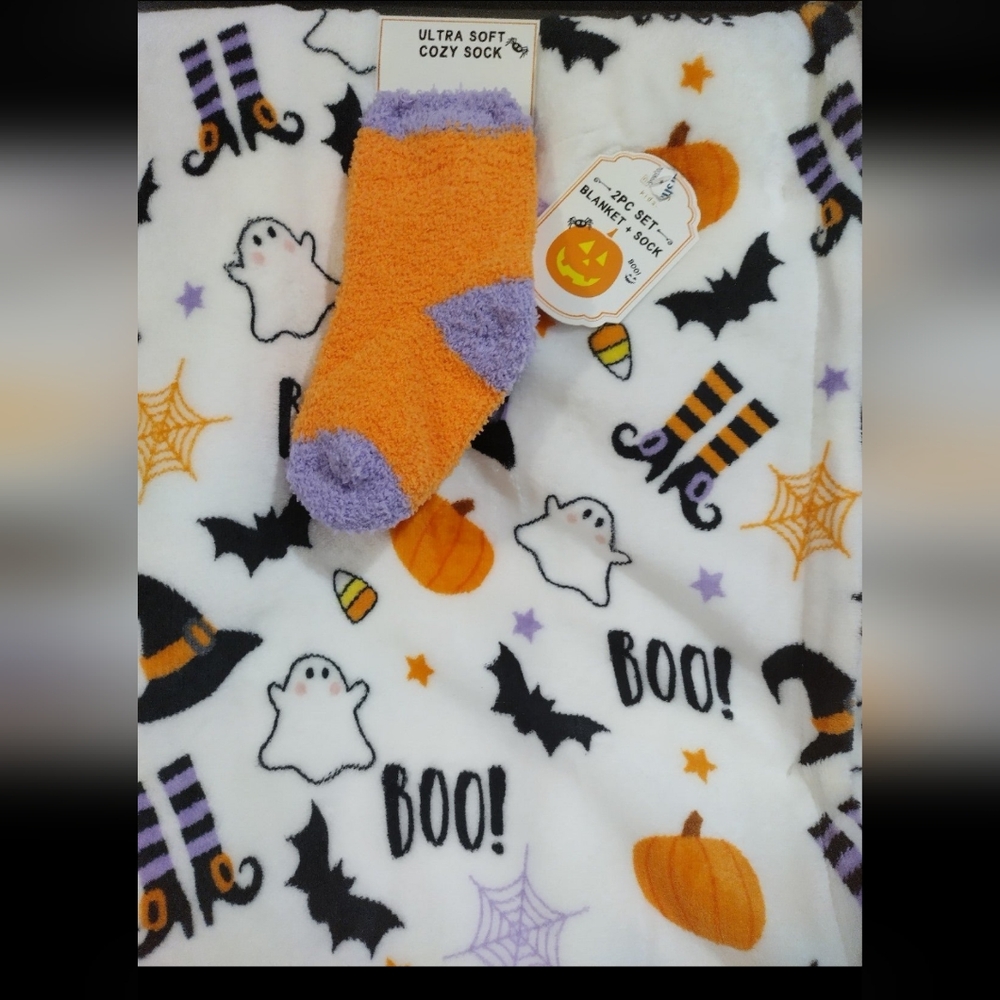Halloween Themed Fleece Blanket - Picture 2 of 3